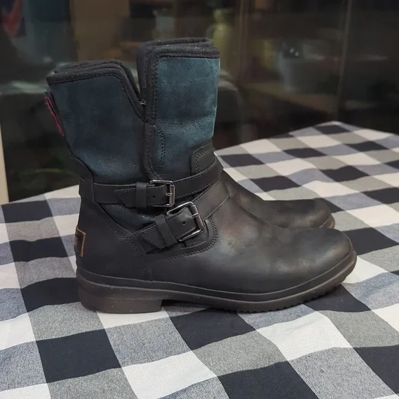 UGG Simmens Boots - Picture 2 of 9